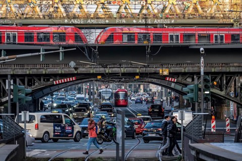 Regional train on the line, railway bridge over Deutz-Mülheimer-Straße, more than 10 tracks crosses