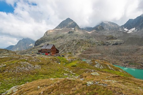 Adolf Noßberger Hütte in Grandental, large Gradensee lake, Schober group with Petzeck and