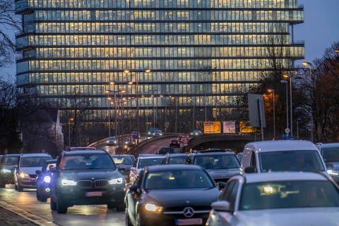 City centre traffic, Danziger Straße, B8, Düsseldorf, high-rise office building, evening traffic,