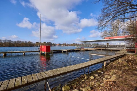 Yacht school Hanover, Maschsee, lake, jetties, jetty, bare wintry trees, shore, blue sky, cumulus