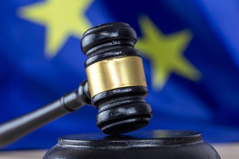 Symbolic image: Judge's gavel in front of a flag of the European Union