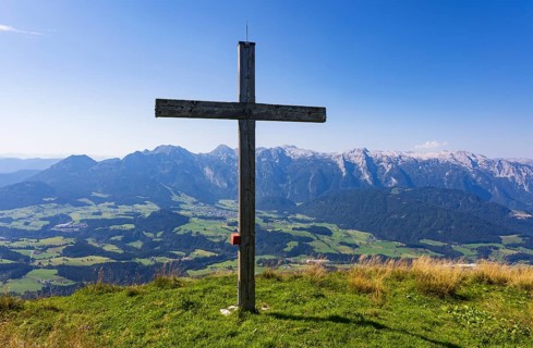 Summit cross on the Einberg with a view of the Lammertal and Tennengebirge mountains, Osterhorn