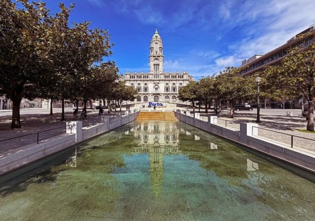 Câmara Municipal do Porto, Porto City Hall at the end of Avenida dos Aliados with reflection in the