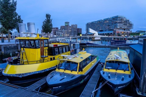 Mooring of the water taxi, behind it the former Fenix warehouse from 1923, destroyed in the war,