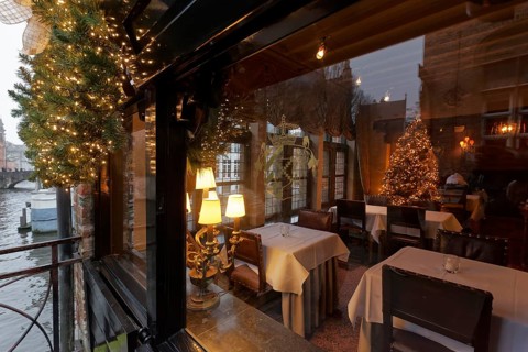 Boutique hotel Relais Bourgondisch Cruyce, view of the illuminated dining room with Christmas tree,