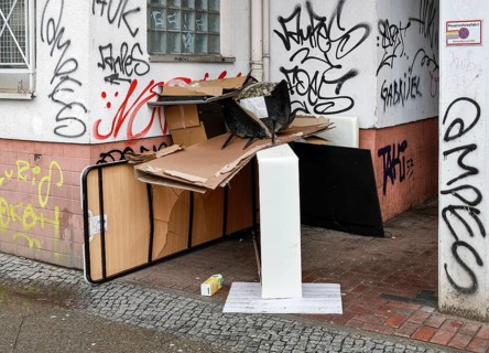 Bulky waste at a house, illegal waste disposal in the Berlin district of Wedding, 15.02.2024