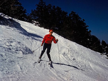 Frau beim Skifahren auf einem steilen, verschneiten Berghang in Zypern 1963