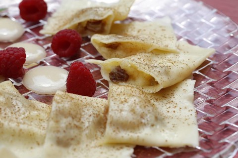 Swabian cuisine, apple ravioli, apple in pasta dough, sweet dish, dessert, vanilla sauce, cinnamon,