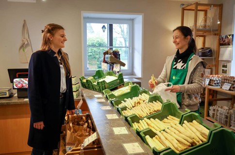 Wesel, North Rhine-Westphalia, Germany, customer buys asparagus in the farm shop, here on the