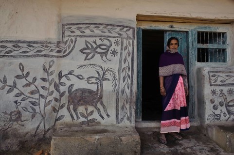 Low caste woman standing outside her house, Khovar art (Hazaribagh, Jharkhand, India) . The Sohraï