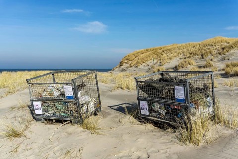 The East Frisian North Sea island of Juist in winter, beach rubbish box, where walkers can dispose