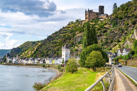 The town of St. Goarshausen, on the Rhine in the Upper Middle Rhine Valley, Katz Castle, federal