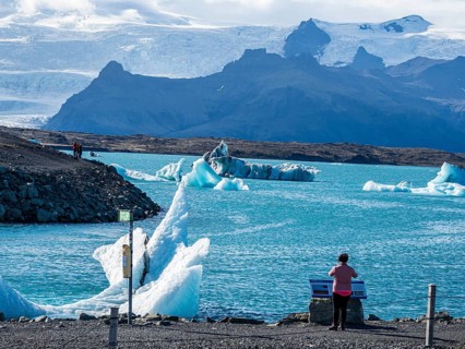Tourists at the glacier lagoon Jökulsarlon, melting icebergs, Vatnajökull glacier, Iceland