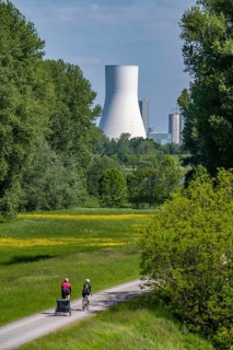 Rhine meadows near Duisburg-Beeckerwerth, footpath, cycle path on the Rhine dyke, view of the STEAG