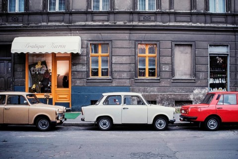 Historical photo street scene with trotting in front of a renovated boutique, location unknown,