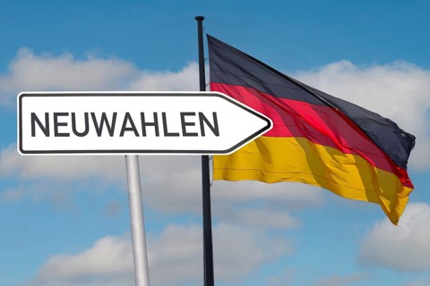 Symbolic image of new elections in Germany: directional arrow with the inscription NEUWAHLEN next