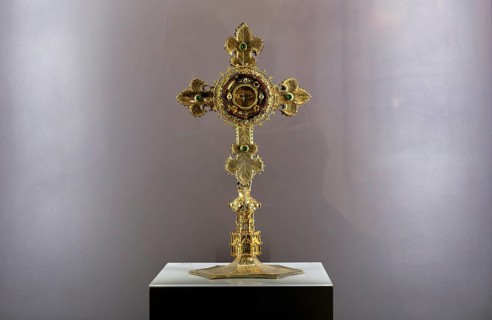 Interior, shrine, treasure, golden cross, Paroquial do Castelo de São Jorge church, Lisbon,