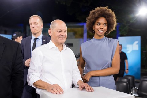 Olaf Scholz (Chancellor of the Federal Republic of Germany, SPD) with moderator at the Chancellor's