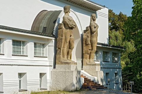 Monumental statues by Ludwig Habich and Rudolf Bosselt at the entrance portal, Ernst Ludwig House