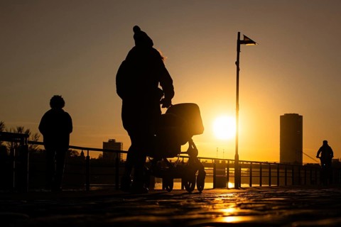 People walking along the banks of the Main in Frankfurt at sunset, Frankfurt am Main, Mainufer,
