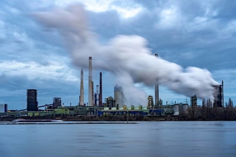Rhine near Duisburg-Bruckhausen, industrial setting of the ThyssenKrupp steel plant, fire cloud of