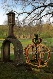 Customs, Easter fountain, place of worship, stone arch with a wayside shrine in honour of St.