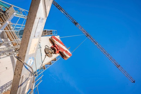 Crane and building in an oblique perspective in front of a clear sky, ZOB Calw reconstruction for