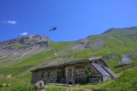 Helicopter supply flight for the Chalet refuge de Chamoissiére, Villar-d'Arêne, Département