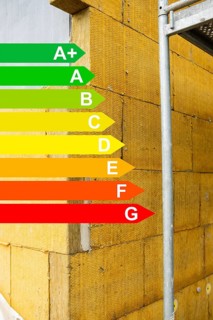 Insulation of a façade with mineral fibre boards, graphic with energy efficiency classes for