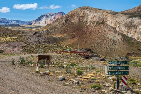 Gravel road ruta 41, bridge, signpost, directions to Cochrane, Paso Roballo, Los Antiguos,