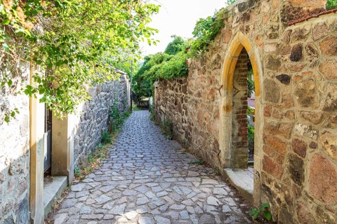 Narrow alley between 2 walls in Altkötzschenbroda, Radebeul, Saxony, Germany