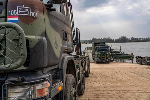 Transport exercise of the Dutch army, on the Rhine between Kalkar-Grieth and Emmerich-Dornick, more