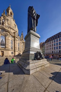 Luther monument, Frauenkirche Dresden, people as accessories, Neumarkt square, Dresden, state