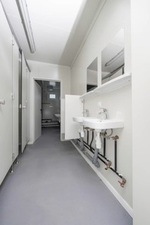 Modern bathroom with two washbasins and mirrors, refreshingly clean, refugee accommodation Beermiß,