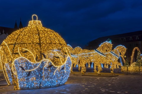 Golden horse figures, illuminated globe, cathedral square, world of lights, Magdeburg, most