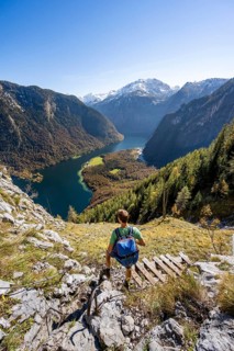 Mountaineers on a mountain hiking trail, Rinnkendlsteig, view of the Königssee, autumnal forest and