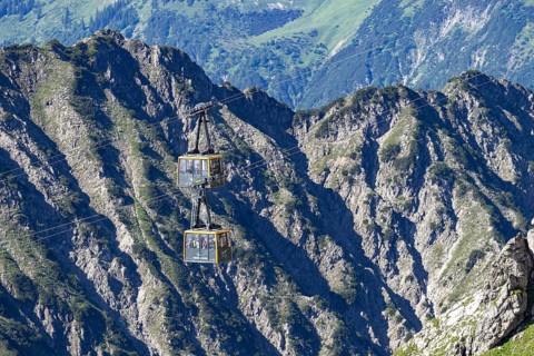 Cabins of the Nebelhorn cable car between Höfatsblick station and summit, behind them the numerous