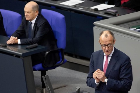 Olaf Scholz (SPD, Federal Chancellor) and Friedrich Merz (CDU) during a Bundestag debate on a