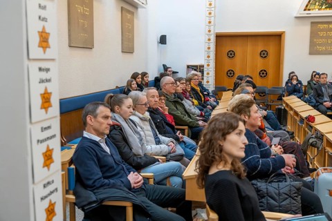 Suitcase march in Recklinghausen, for the 2nd time over 500 people walk through Recklinghausen,