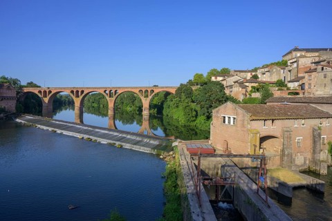 View from the Pont Vieux to the Pont du 22 Aout spanning the river Tarn, Albi, Département Tarn,