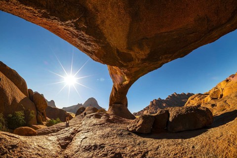 Bogenfels mit Spitzkoppe, Spitzkoppe area, Damaraland, Namibia
