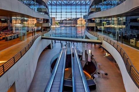 Moderner Innenraum eines Gebäudes mit Glasfassade und Rolltreppen, Kopenhagen, Dänemark, Königliche