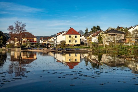Der See Schwanenweiher in Annweiler am Trifels, Südliche Weinstraße, Rhineland-Palatinate, Germany