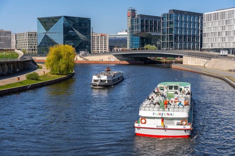 Tourist attraction, sightseeing boats on the Spree between the main train station and the