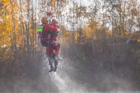 Helicopter-based water rescue by DRK Wasserwacht together with the Federal Police at the Malter dam