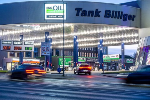 Gas station, high fuel prices due to the war in the Middle East, display board, Mr. Wash gas