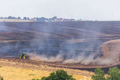 A grain field near Obernauendorf caught fire due to persistent dryness and gusty winds, the local