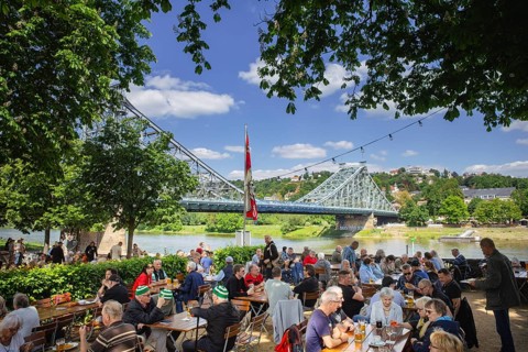 Groups of men on their way to the Men's Day on the Dresden Elbe cycle path, here the packed