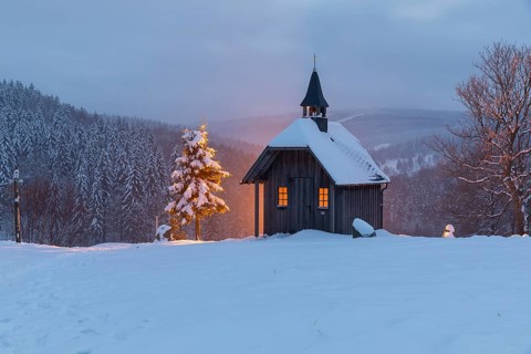 Christmas at the chapel on the path, snow-covered and illuminated Christmas tree, Oberlochmühle,