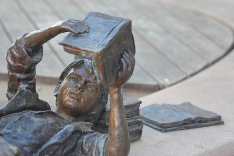 Family idyll sculpture by Ewald Rumpf, lying boy reading a book, book reader, reading books,